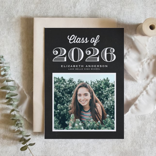 Krita Retro Klass 2024 Foto Examen Inbjudningar (Customizable faux chalkboard photo graduation invitation featuring vintage calligraphy. )