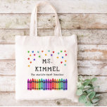 Kritor & Stars World's Best Teacher Appreciation Tygkasse<br><div class="desc">Världens bästa lärare personlig med  med lärarens namn under färgfulla stjärnor och över en rad kritor i en regnbågsgradient. Kindergarten-läraren gick i väskan med färgad kritor och färgade stjärnor.</div>