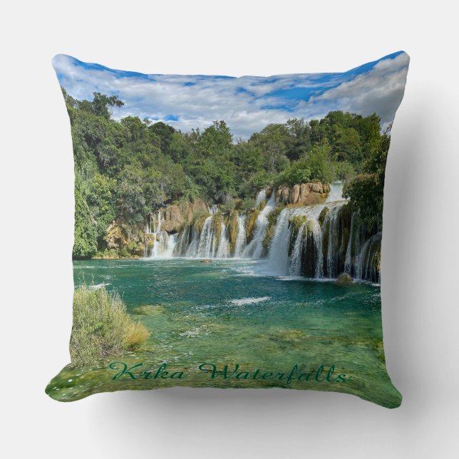 Krka Waterfalls i Kroatiens avlägsna panorama-vy Kudde (Framsida)