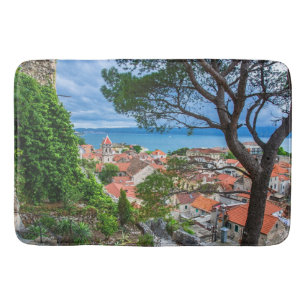 Kroatiska staden Omis. Badrumsmatta