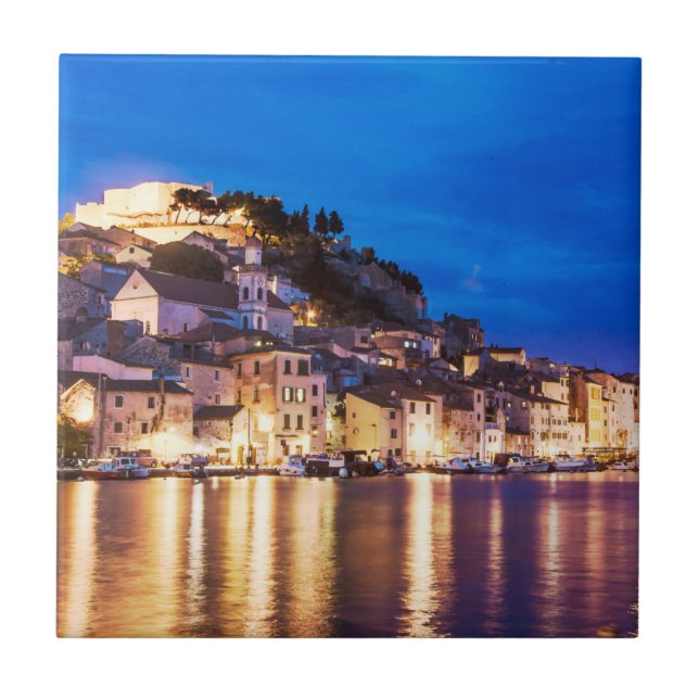 Kroatiska staden Sibenik nattetid Kakelplatta (Framsidan)