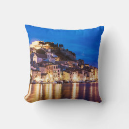 Kroatiska staden Sibenik nattetid Kudde