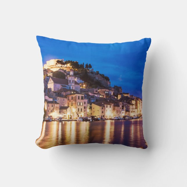 Kroatiska staden Sibenik nattetid Kudde (Framsida)