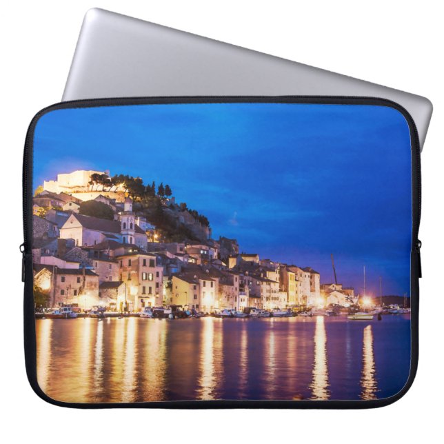 Kroatiska staden Sibenik nattetid Laptop Fodral (Framsidan)
