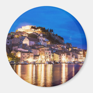 Kroatiska staden Sibenik nattetid Magnet