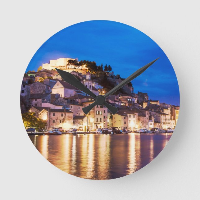 Kroatiska staden Sibenik nattetid Rund Klocka (Framsida)