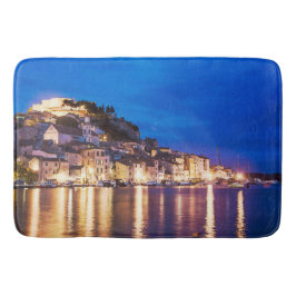 Kroatiska staden Sibenik på natten. Badrumsmatta