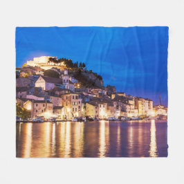 Kroatiska staden Sibenik på natten. Fleecefilt