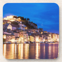 Kroatiska staden Sibenik på natten.