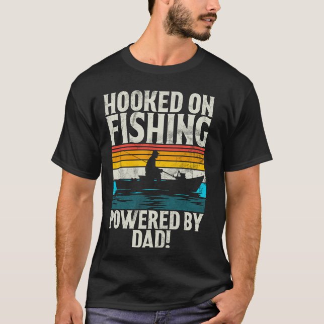 Krokar på fiske Driven av pappa! Fiskande pappa T Shirt (Framsida)