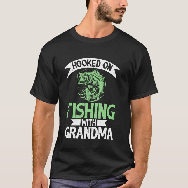 Krokat på fiske med mormor fiske t shirt (Framsida)