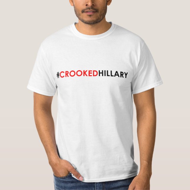 Krokig Hillary T-tröja#CROOKEDHILLARY Tee (Framsida)