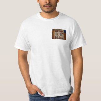 krökning en armbåga t-shirt