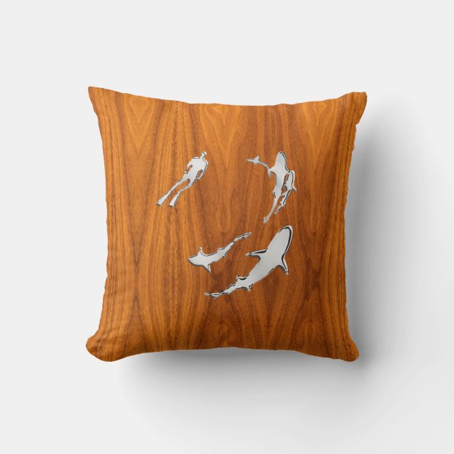 Krom som dykare med hajar på Teak Veneer Kudde (Framsida)