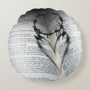 Krona i Thorns Heart and Bible Rund Kudde