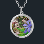 Krönad dvärg- Iris Silverpläterat Halsband<br><div class="desc">Den krönade dvärg- irisen på fotoet för sjöArrowheadslingan vid sandiga Closs fördriver att fotvandra i maj. Purpurfärgad vildIris för härliga färgrika blått som växer på skogen nära denna den norr Georgia för klara blått sjön. Blommor blommigt,  vildblommar,  bröllop,  sympati,  födelsedag,  vit "för mors dag" partylavendel</div>
