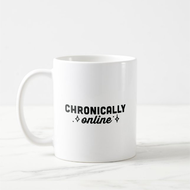 Kroniskt online rolig doomscrollande tjej kaffemugg (Vänster)