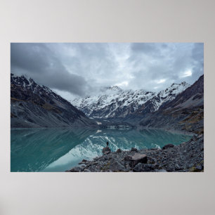 KROPP AV VATTEN ÖVERLOKANDE MOUNTAINER UNDER DAGEN POSTER