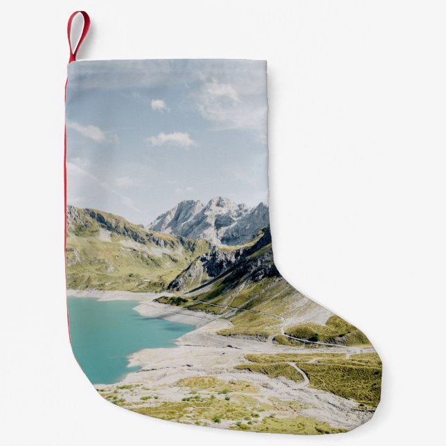 KROPP AV VATTEN SOM OMGES AV MOUNTAINER LITEN JULSTRUMPA (Framsidan)