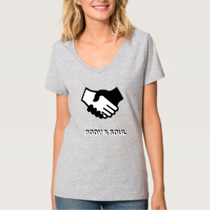 Kropp och själ händer i svart och vit T-shirt