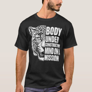 kropp under konstruktion på en uppdrag t shirt