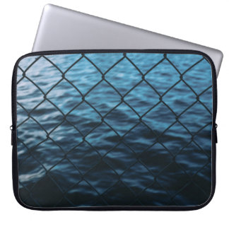 Kroppen i vatten framför kedjestängslet laptop fodral