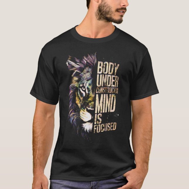 Kroppen under konstruktionsminnen är fokuserad t shirt (Framsida)