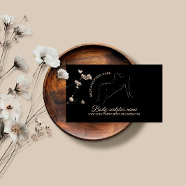 Kroppsskulptering genom att ge en kvinna vård med  visitkort