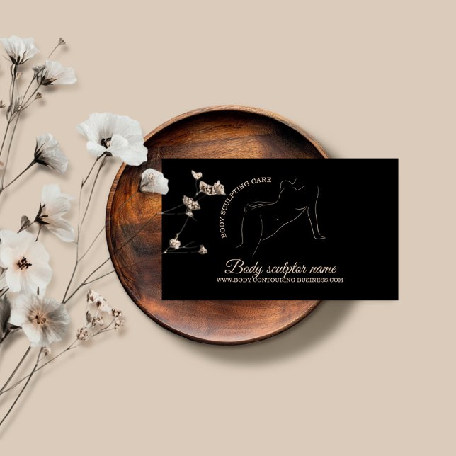 Kroppsskulptering genom att ge en kvinna vård med  visitkort (Skapare uppladdad)