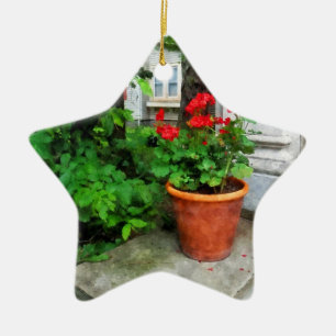 Kruka med pelargoner på yttertrappa julgransprydnad keramik
