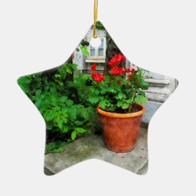 Kruka med pelargoner på yttertrappa julgransprydnad keramik (Framsidan)