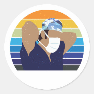 Krusning av grå skorpa runt klistermärke