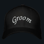 KRW Groom Script Black and White Broderad Keps<br><div class="desc">Vit hätta med svart broderi är en perfekt Groom-hatt för bachelor-partiet,  smekmånad eller när som helst.</div>