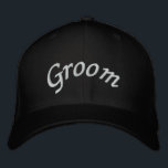 KRW Groom Script Black and White Broderad Keps<br><div class="desc">Vit hätta med svart broderi är en perfekt Groom-hatt för bachelor-partiet,  smekmånad eller när som helst.</div>