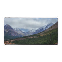 Kryddstark bergsdalvy med skog och toppar