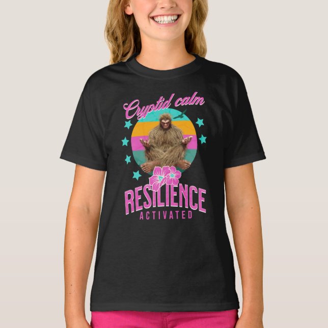 Kryptid Lugn Motståndskraft Aktiverad Bigfoot T Shirt (Framsida)