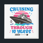 Kryssning till 10 år Bröllop Magnet<br><div class="desc">Marschfart och bröllop som visar en kryssningsmodell och frakten "Marschering under tio år". Perfekt för att fira din tioårsdag i bröllop med en romantisk kryssning i resa.</div>