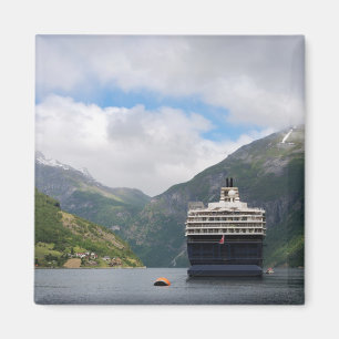 Kryssningfrakt i den Geirangerfjord magneten Magnet
