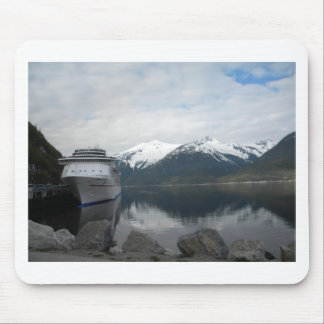 Kryssningfrakt som anslutas i Skagway, Alaska Musmatta