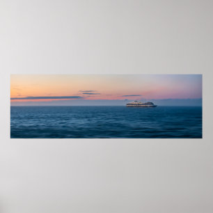 Kryssningfrakt under en alaskabo solnedgång poster