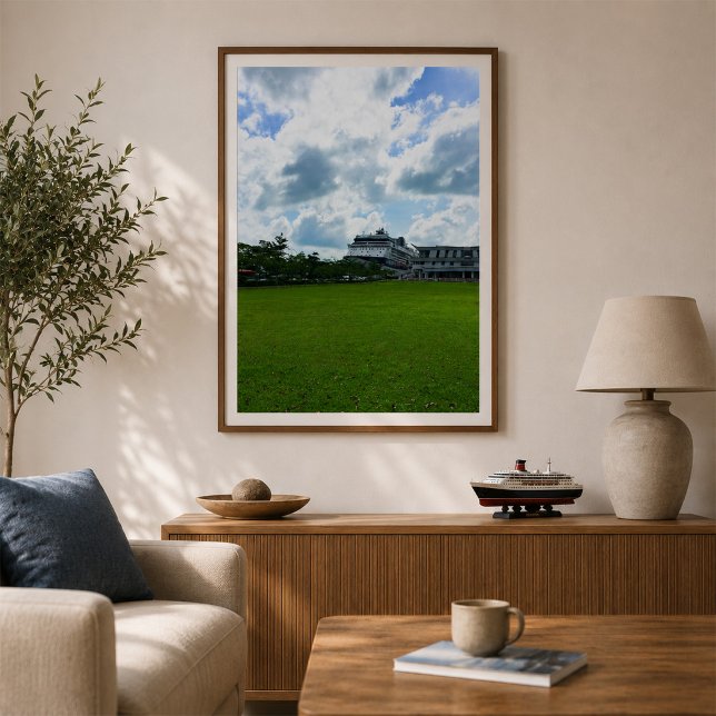 Kryssningsfartyg vid Singapores hamn med terminal Poster (Skapare uppladdad)