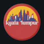 Kuala Lumpur Malaysia Retro City Skyline Cityscape Magnet<br><div class="desc">Vintage- och reflexritorier med vackra skyliner, attraktion och cityscape-konst. Coola skyscraper och byggnad silhuette illustrerar handelsvara för turister och resenärer. Perfekt som souvenir att ta med sig hem när man reser hela världen runt. Spara minnet av din resa och semester med familj och vänner. Bakgrunden till färg kan anpassas till...</div>