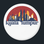 Kuala Lumpur Malaysia Retro City Skyline Cityscape Magnet<br><div class="desc">Vintage- och reflexritorier med vackra skyliner, attraktion och cityscape-konst. Coola skyscraper och byggnad silhuette illustrerar handelsvara för turister och resenärer. Perfekt som souvenir att ta med sig hem när man reser hela världen runt. Spara minnet av din resa och semester med familj och vänner. Bakgrunden till färg kan anpassas till...</div>