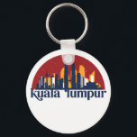 Kuala Lumpur Malaysia Retro City Skyline Cityscape Nyckelring<br><div class="desc">Vintage- och reflexritorier med vackra skyliner, attraktion och cityscape-konst. Coola skyscraper och byggnad silhuette illustrerar handelsvara för turister och resenärer. Perfekt som souvenir att ta med sig hem när man reser värld runt. Spara minnet av din resa och semester med familj och vänner. Bakgrunden till färg kan anpassas till färg....</div>