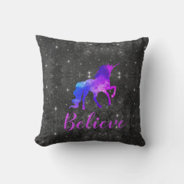 Kudder den svart/purpurfärgade galaxunicornen för kudde