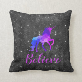 Kudder den svart/purpurfärgade galaxunicornen för kudde