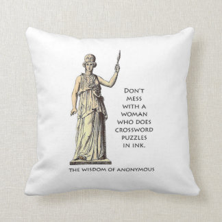 "Kudder kvinnan, som gör, korsordpussel i bläck" Kudde
