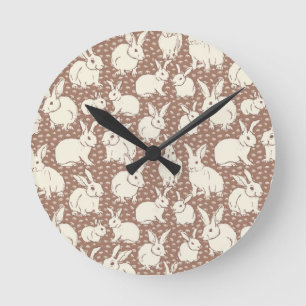 Kuddiskt Bunny Rabbits Bonanza - Mocha Mousse. Rund Klocka