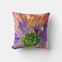 Kuddpillow med den uppvaknande blomman