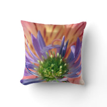 Kuddpillow med den uppvaknande blomman